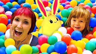 Eine Mami für Lucky. Bianca und Mama sind im Freizeitpark. Kinder Videos auf Deutsch