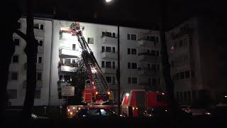 Patientenrettung über Drehleiter  mit Korb am Feuerlöschbootsteiger in Bonn am 05.01.21