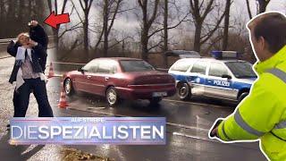 Geisterfahrer kracht in Polizeiwagen Mann geht mit WAFFE auf Spezis los  Die Spezialisten  SAT.1