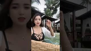 tante hot lagi berenang