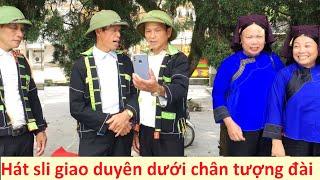 Gái Vân An và trai Cao Lâu hát sli dưới chân tượng đài HVT.