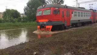 едет поезд по воде 