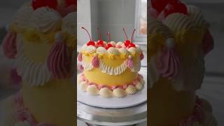 Simple Vanilla Vintage Cake  #cake #cakedecorating #vanillacake #swissmeringuebuttercream