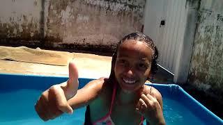 Na piscina com a amiga