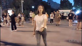 超级美女妮妮跳广场舞，长的好像哪个明星呢。歌曲《别知己》很好听，慢慢左右摇动，好看极了。妮妮的故事请点开字幕。