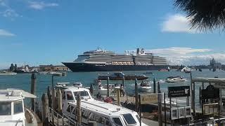 Круизный лайнер заходит в порт Венеции