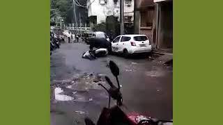 बैल ने बनाया कार को निशाना । bull fight with car funny fight