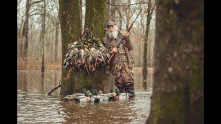 Uncle SI shoots mallards at 15 yards  What a way to end the season