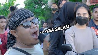 Gadis bermasker terbengong melihat nasroel Irama dopang nyanyi lagu Ikan dalam kolam