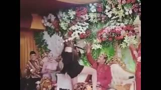 Goyang Hot Penyanyi Bencong Goda Pengantin Pria  Bikin Gregetan