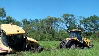 John Deere Claas Axion Cat Mt765 stecken im Schlamm John Deere Claas and Cat stuck in the mud