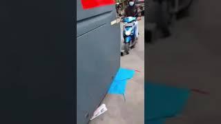 viral salah satu mobil polisi tak mau melindas bendera francis