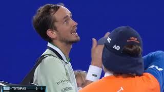Small cat reacts when Daniil Medvedev says this to chair umpire