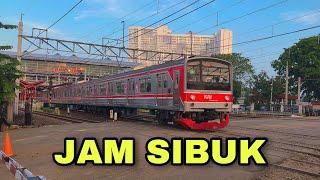 PAGI HARI DI STASIUN BEKASI ADA KERETA COMPARTMEN