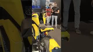 maravillosa moto eléctrica en el salón del automóvil