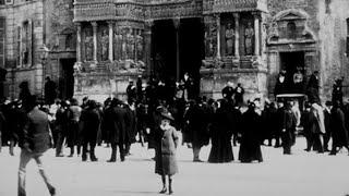Arles. La sortie de Saint-Trophime 1900 Lumière