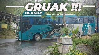 nggak nyangka  Ini yang dilakukan supir bus ketika mengalami kondisi seperti ini.