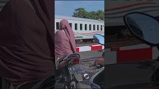 satu kali nutup 2 kereta api