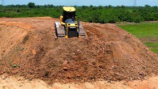 Perfect action Operator Dozer SHANTUI DH 17 C2 Use Power push soil and team Truck unloading soil