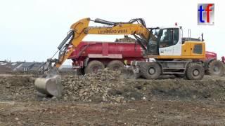 Liebherr A 920 belädt Deutz-Fahr Schlepper Winnenden Germany 16.02.2016.