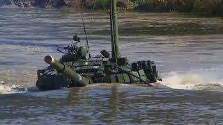 Crews of T-72 learn to drive tanks under water in the South Urals