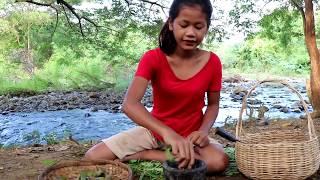 Survival skills Finding green tamarind for food - Green tamarind eating delicious #11