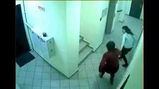 Kadınlar Ofis Koridorunda Kavgaya Tutuştu