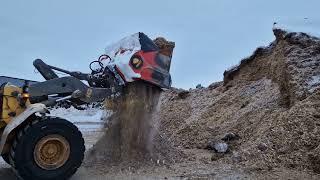 Crushing frozen lumps of biofuel with an ALLU screening bucket