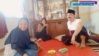 wanita atau gadis ini jalannya kesakitan