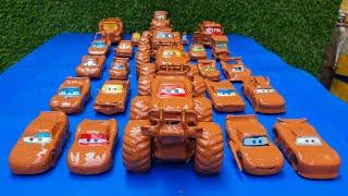 Clean up muddy minicars & disney pixar car convoys Play in the garden