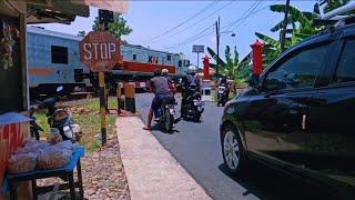 Kereta api karanggajati palang pintu karang tengah