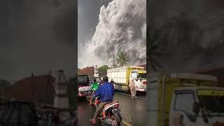 Gunung sameru erupsi dan hujan debu