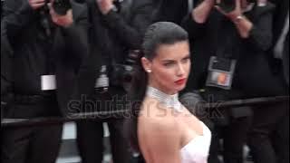 Adriana Lima Film Galası Öncesi Kırmızı Halıda Poz Veriyor