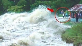 TSUNAMI-LIKE WAVES Hit Village in Indonesia Tidal Bore  Kampar River Sumatra