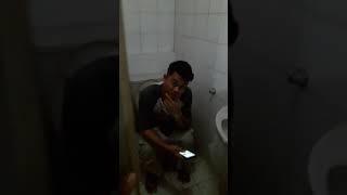 Ngintip di toilet
