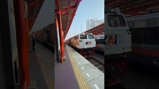 Kereta Api Argo Parayahyangan Masuk Stasiun Bekasi