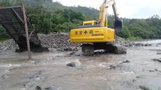 Excavator beko Komatsu ayak pasir di sungai rawan longsor