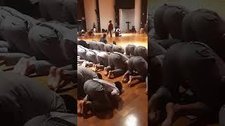 Anak SMA masih pake seragam saat Sholat Maghrib salut ? 