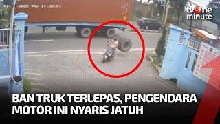 Detik-detik Sebuah Ban Truk Tronton Lepas Dan Menyenggol Pengendara Motor  tvOne Minute