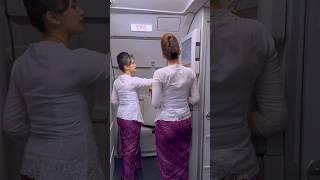 Menunggu Buka Pintu Pesawat. Pramugari Cantik Batik Air Airbus A320-200