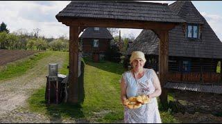 How mountain people live in this magical Carpathian village. Cooking bread and goat cheese pie.