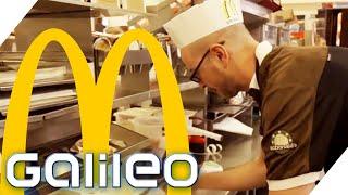 Arbeiten bei McDonalds Wie hart ist der Job?  Galileo testet Berufe  ProSieben