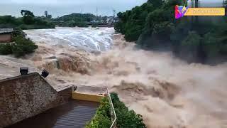 这洪水的凶猛程度，堪比都江堰 Due to flood discharge and continuous rainfall many parts of China are a vast ocean