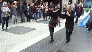 Espectáculo en la Calle Florida Bailando el Tango