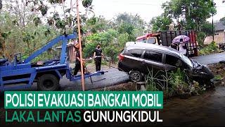 POLISI EVAKUASI BANGKAI MOBIL YANG TERLIBAT KECELAKAAN