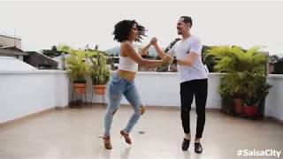 Salsa Caleña Pareja Bailando en Cali Colombia 