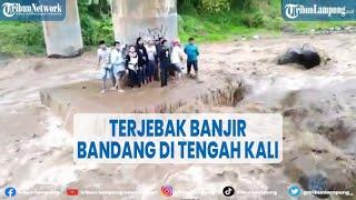 Viral Remaja Terjebak Banjir Bandang di Tengah Kali Saat Selfi