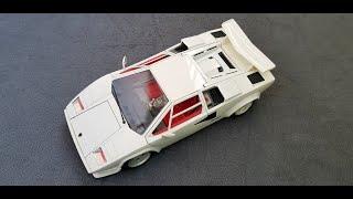 Lamborghini  Countach  in  White  Color  Bburago  scale 118