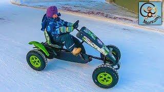 Дети и машинки. Манкиту в парке для детских машинок  children and cars in the park