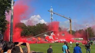 Spandoek valt uit hijskraan bovenop supporters bij wedstrijd FC Twente tientallen gewonden - GRIP1